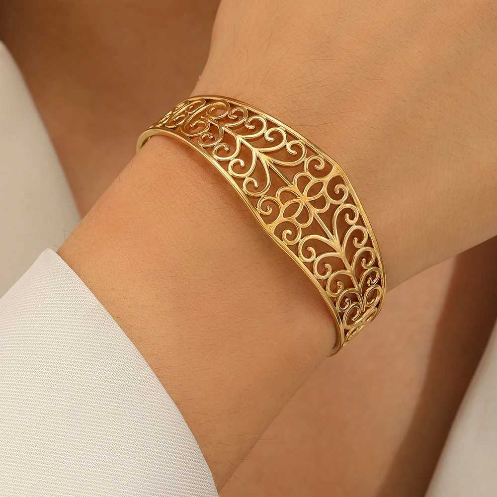 Stainl steel bracelet High-end vintage texture European and hollow carved wers Fine bracelet For Wen JewelryC250408