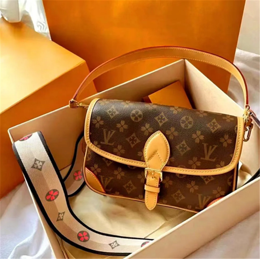 2025 Designer bag Women s Crossbody Diane Baguette Classic Vintage Canvas Strap Flower Flap Emed Letters Clutch Purse Shoulder Bags Tote Bag