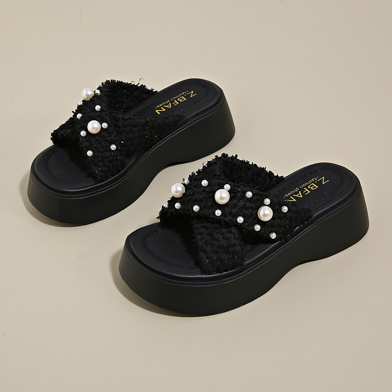 2025 New Summer Sandals and Slippers Designer Women's Sandals Trendy Casual Beach Sandals1