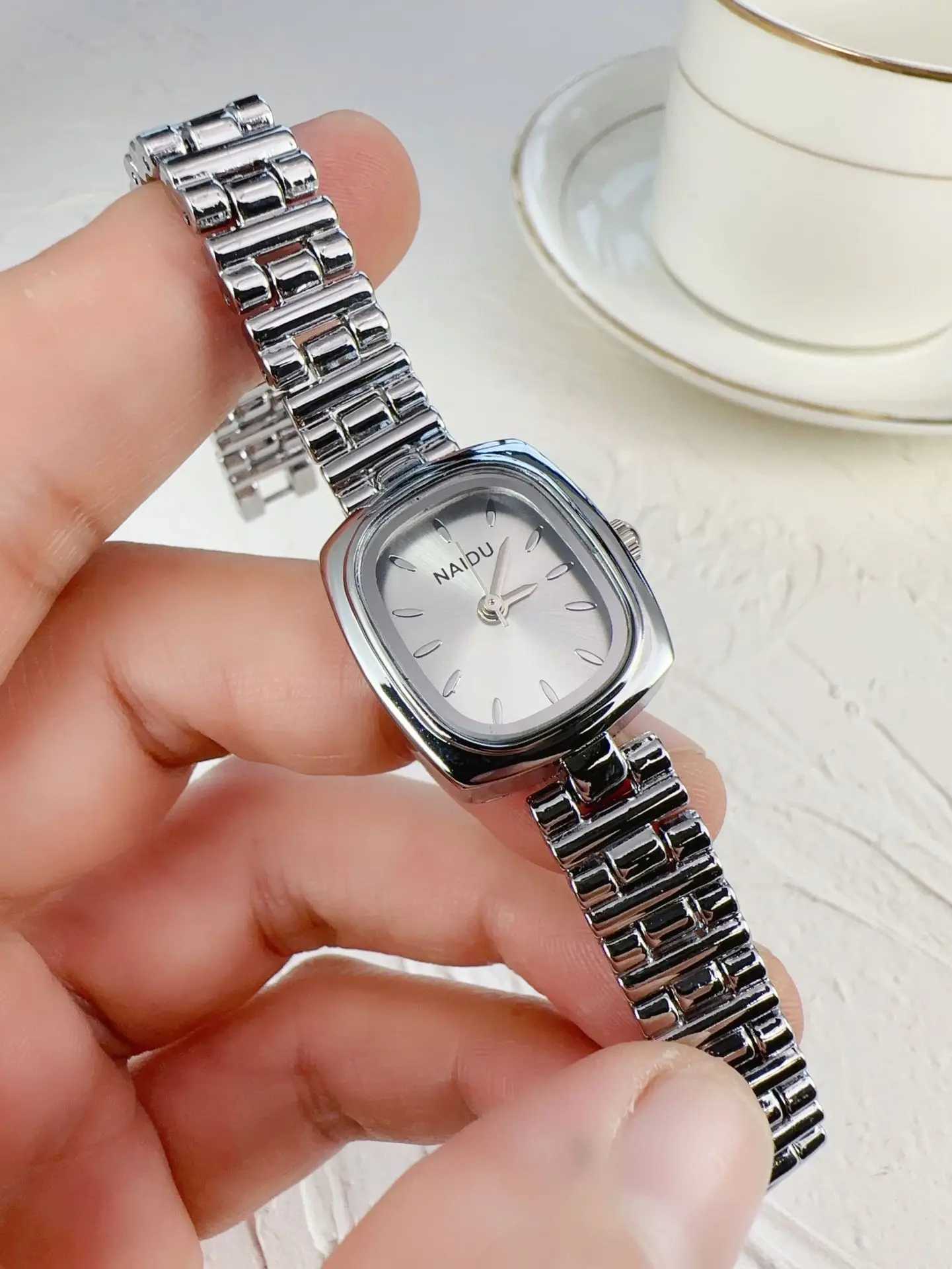 New Womens Watch Light Luxury Medieval Simple Retro Womens Watch Fashion Quartz WatchT250408