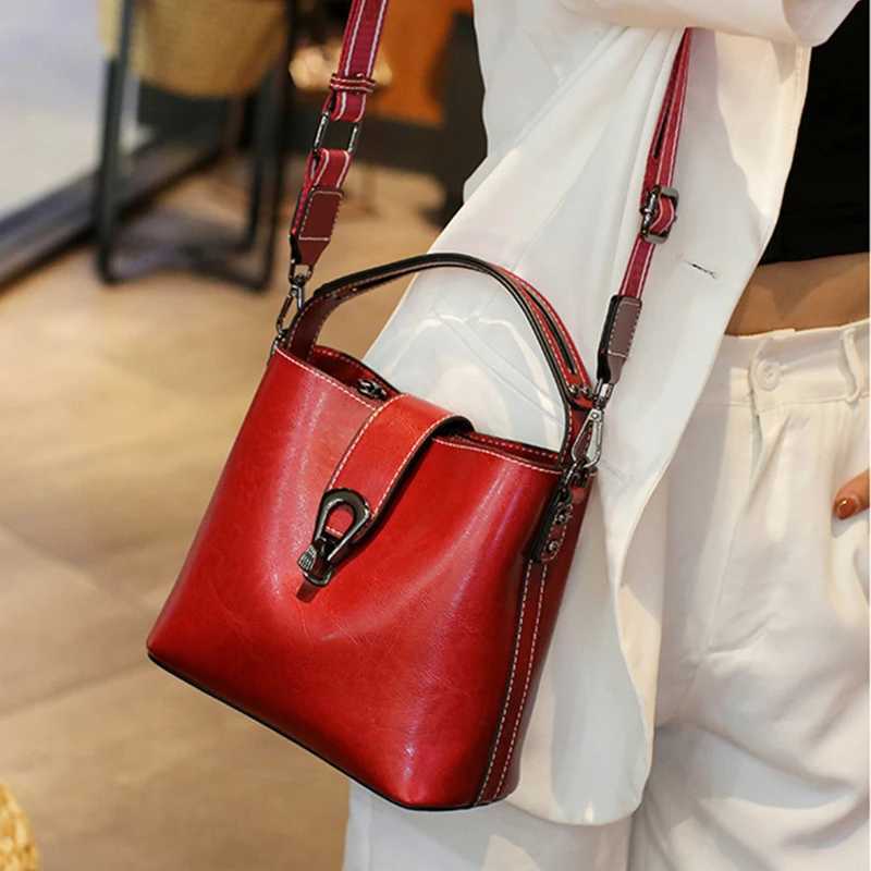 New Arrival Toptrends leather bucket small shoulder cross body womens bag new trend designer wide shoulder strap handbag womens handbag T250407
