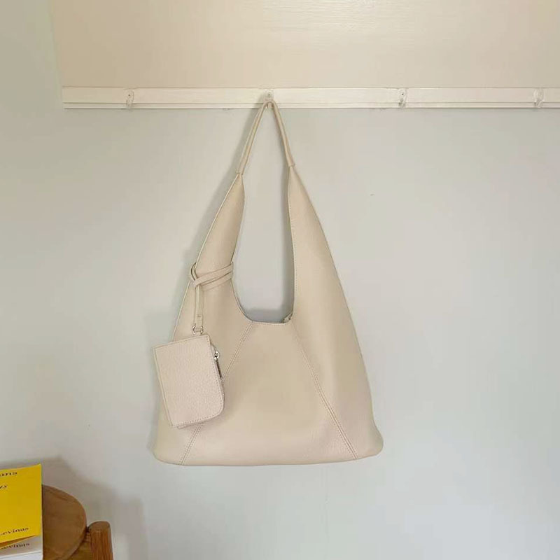 Designers Bag 2025 Trainers Free Shipping New Simple Large Capacity Tote Bucket Female Fashion Commuter Shoulder Bag
