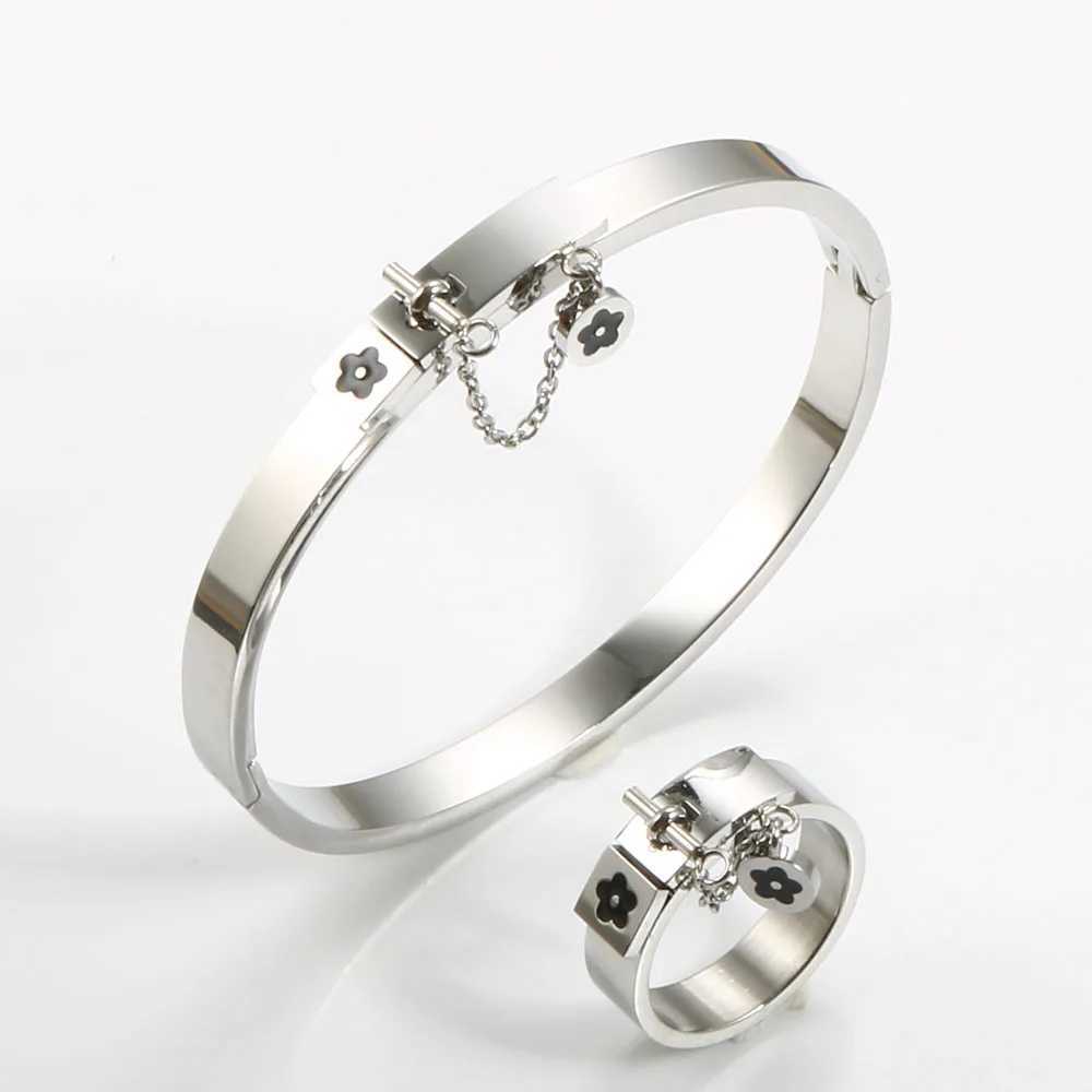Stainless Steel Luxury Fashion Jewelry Set Gold Womens Bracelet Flower Charm Finger Ring Mens Jewelry Set Gift Y250408