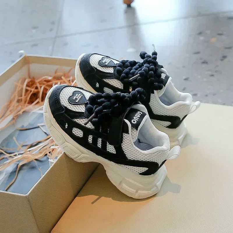 Girls sports shoes candy color childrens sports shoes with sweet heart 2024 new childrens running shoes mesh breathable W250407