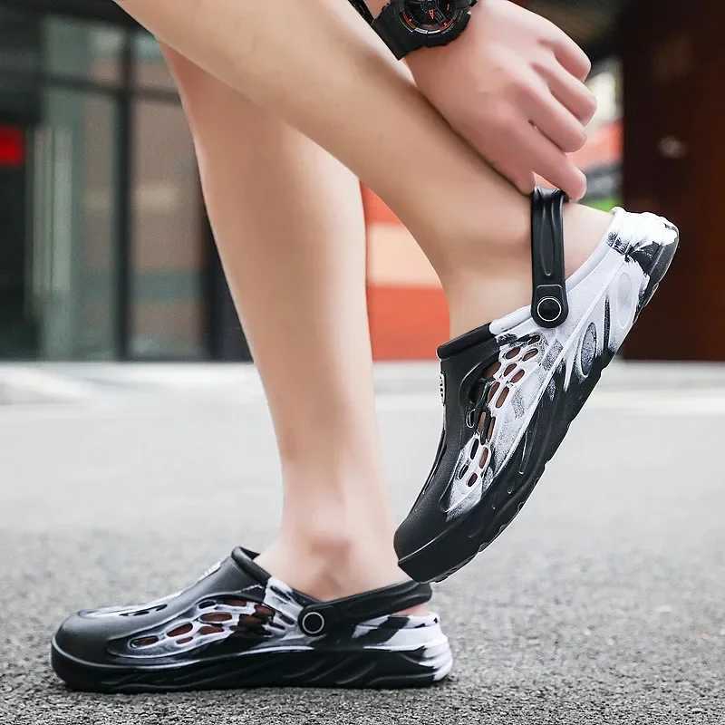 New Arrival Mens summer shoes mens hole sandals hollow breathable flip sandals fashionable beach slippers T250407