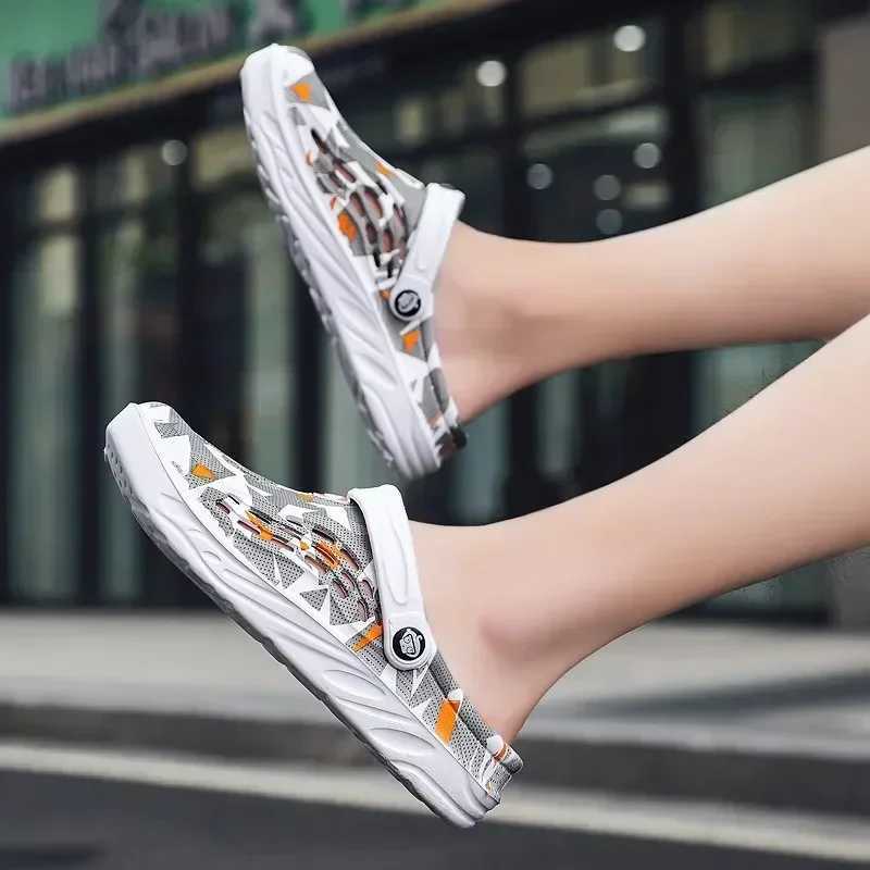 New Arrival Mens summer shoes mens hole sandals hollow breathable flip sandals fashionable beach slippers anti slip EVA soles T250407