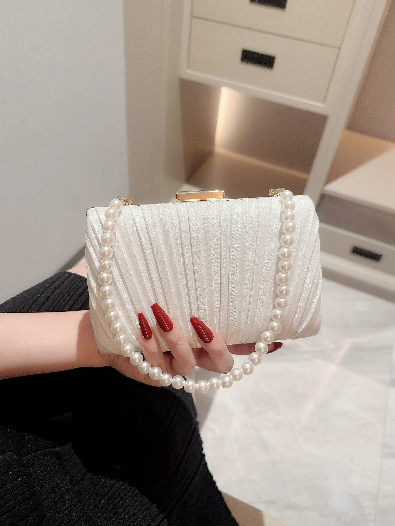 Womens casual pleated satin box dinner bag artificial pearl handbag romantic wedding bag wedding gift bag wedding gift bag 250402