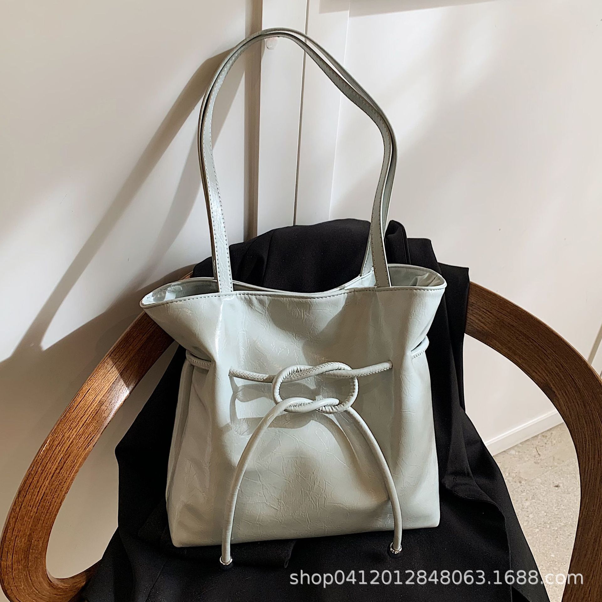 Korean lazy style large capacity tote for women 2025 new strap bow pleated oil wax leather shoulder bag ddmythur