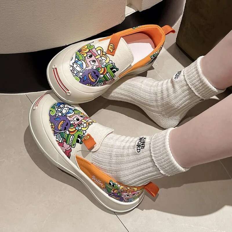 Women's canvas shoes 2025 new fashion casual comfortable round toe flat shoes designer girls graffiti cartoon slippers sports shoes trendy casual
