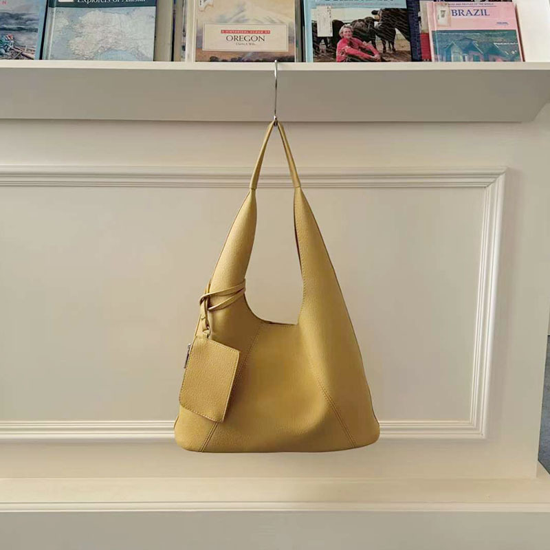 Designers Bag 2025 Trainers Free Shipping New Simple Large Capacity Tote Bucket Female Fashion Commuter Shoulder Bag