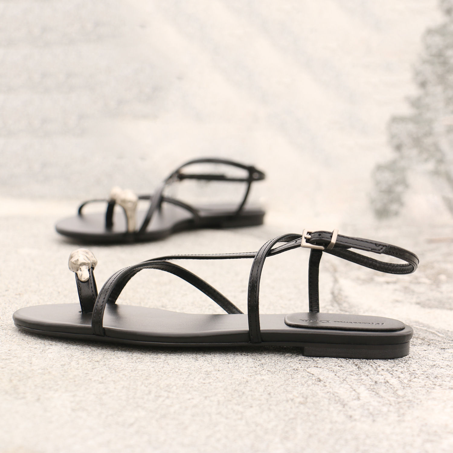 hot 2025 Women's genuine leather metal toe-ring Roman summer style open-toe flat sole one-word cross strap sandals new design