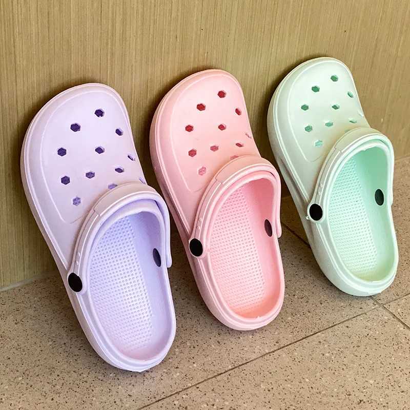 New Arrival Womens Fashion Sliding Sandals Summer 2025 Thick soled Soft Eva Clogs Garden Shoes Womens Hollow Anti slip Beach Sandals T250407