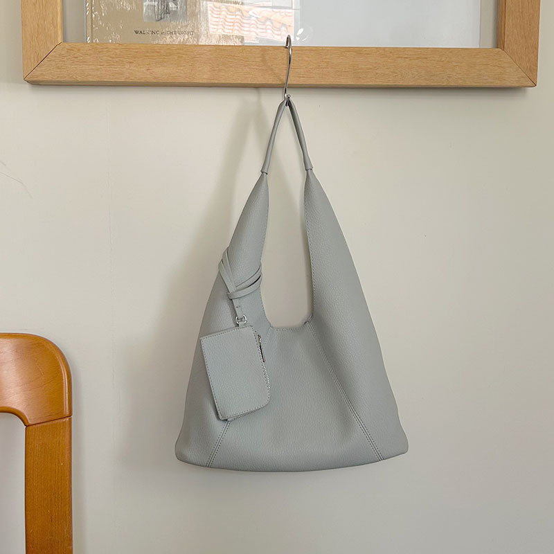 Designers Bag 2025 Trainers Free Shipping New Simple Large Capacity Tote Bucket Female Fashion Commuter Shoulder Bag