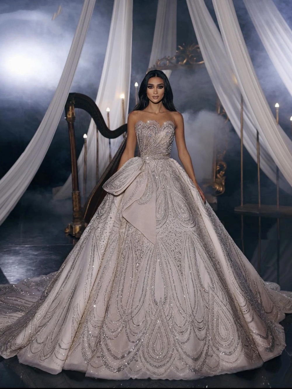Noble Ball Gowns Wedding Dress Sequins Beaded Strapless Bride Dresses Sleeveless Graceful Sweep Train Bridal Gown Customized
