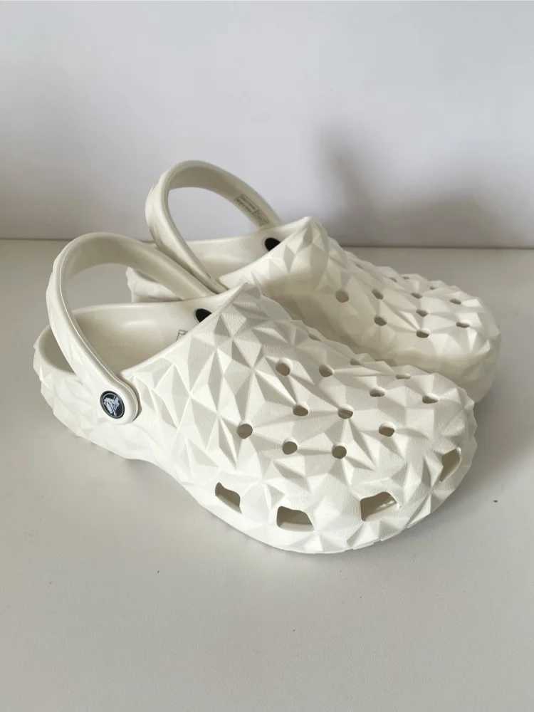 New Arrival Summer new durable hole shoes EVA environmentally friendly material mens shoes womens shoes couple outdoor beach shoes sandals T250407
