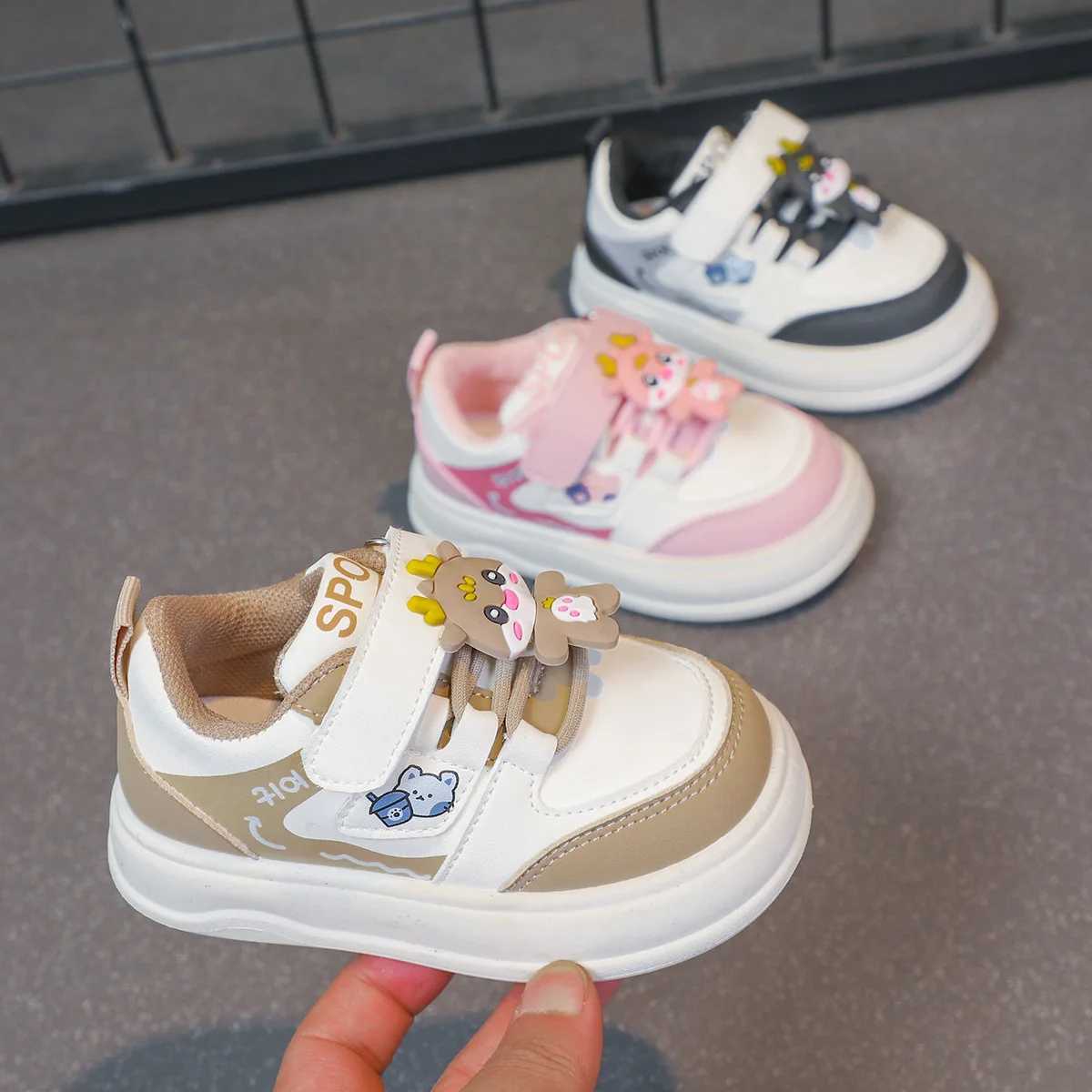 Girls fashionable sports shoes bear childrens anti slip casual shoes thick soled shoes childrens board shoes W250407