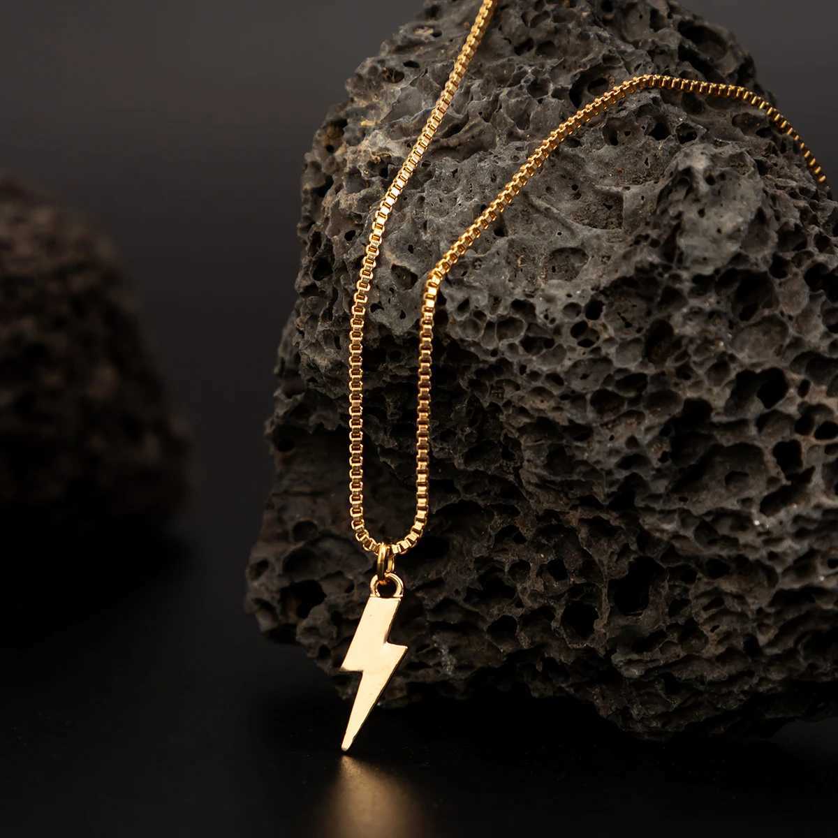 Srcon Punk Simple Box Chain Short Necklace Fashion Aesthetics Metal Lightning Pendant Necklace Mens Statement Jewelry GiftC250407
