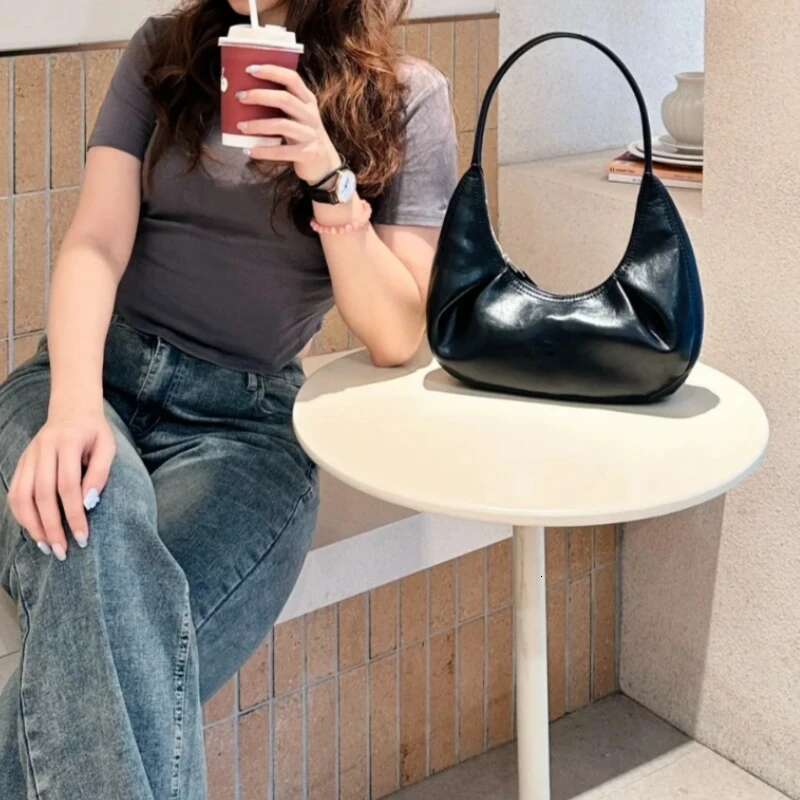 Meet You Brand Design Soft Pu Leather Laides Half Moon Underarm Fashion Pleated Sier Armpit Bag Women Elegant Hobo Handbag
