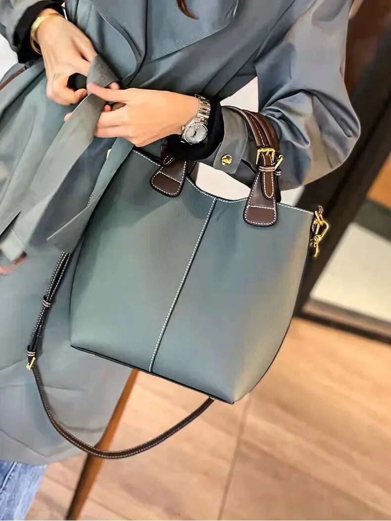 Cowhide Material Women's High-End Handbag Large Capacity Versatile Crossbody Water Bucket Baozi Mother Bag