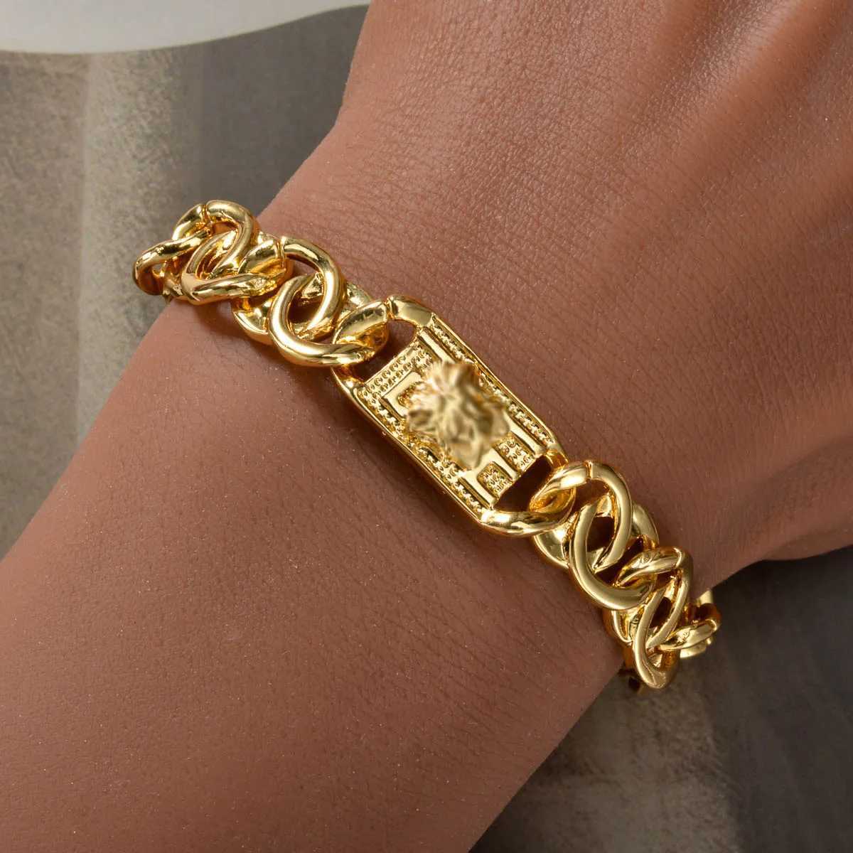 A set of womens fashionable jewelry set hip-hop punk minimalist copper necklace jewelry bracelet suitable for daily party wear Y250408