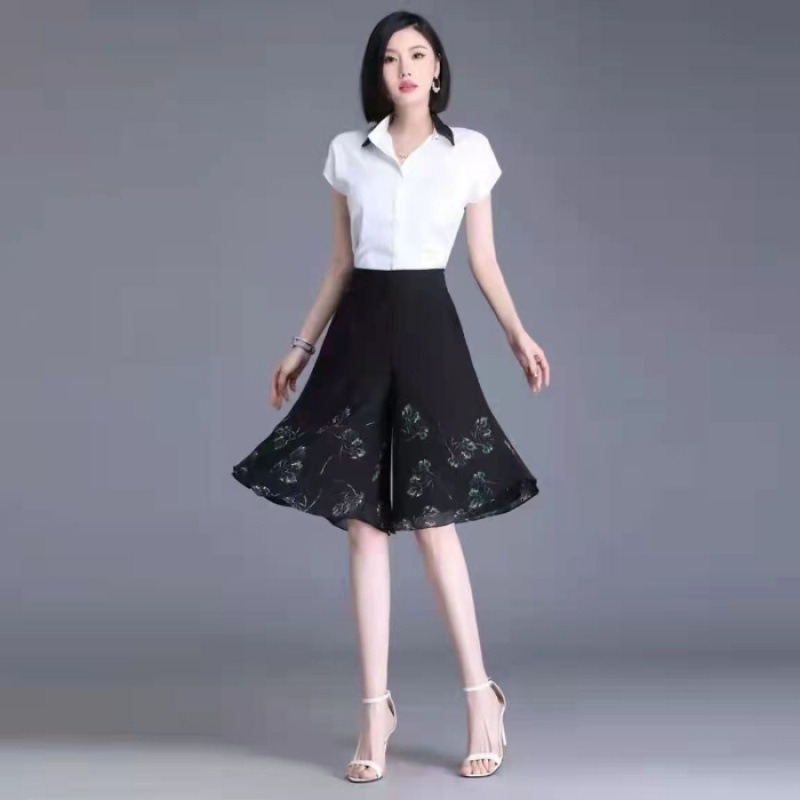 2025S Women s Designer Shorts Summer High Waist Wide Leg Shorts High Quality Comfortable Breathable Hot Pants Outdoor Casual Beach Pants