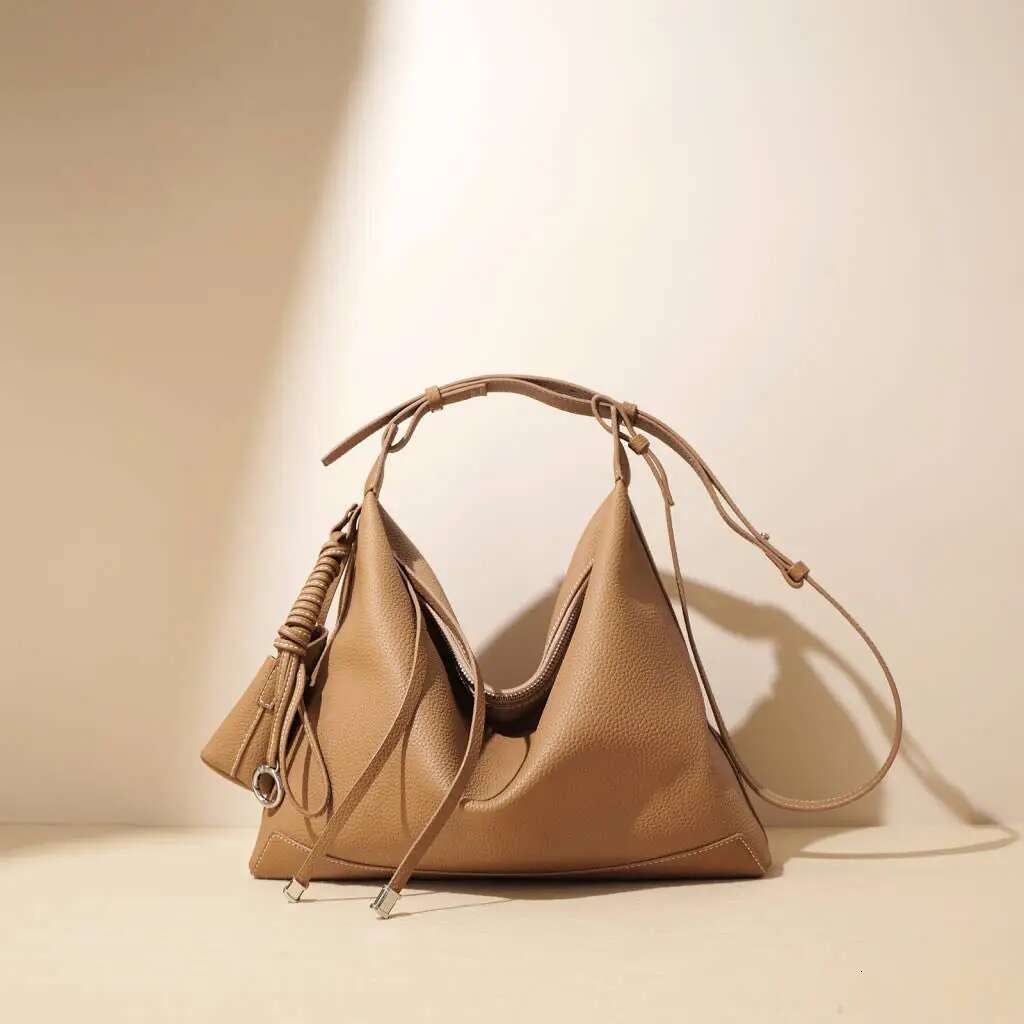 2025 new style niche simple large capacity commuter handbag genuine leather high-end feel fashionable underarm bag