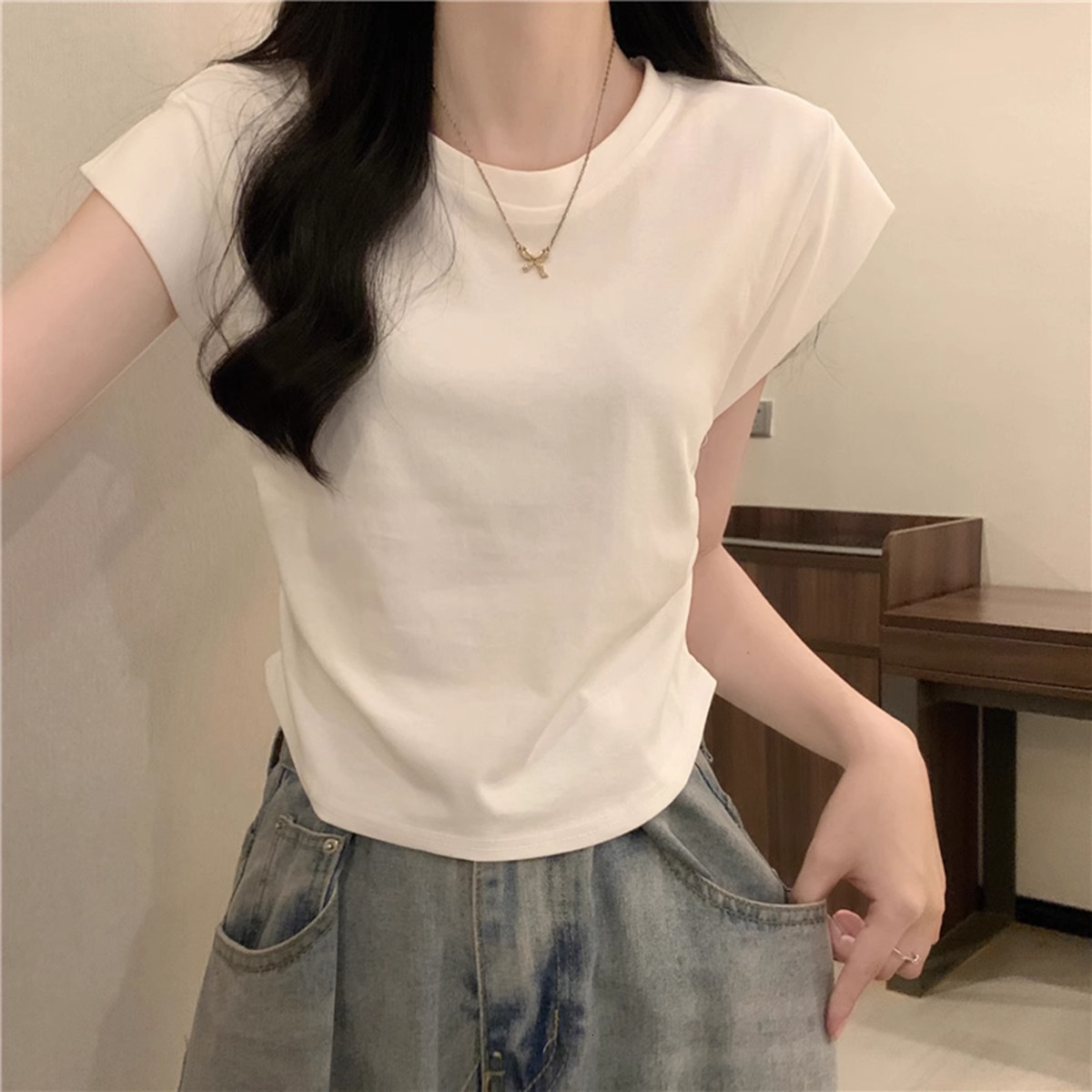 2025S Designer Women S T Shirt Shoulder Slimming Sleeved T Shirt For Women In Summer With Design Sense Of Small Fly Sleeves Pleats And A Waist Cinchin