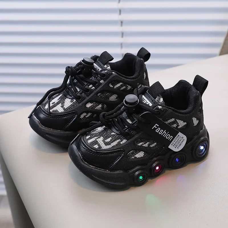 Childrens fashion sports shoes summer luminous fashion breathable childrens mesh shoes girls LED sports shoelaces light running shoes X250409