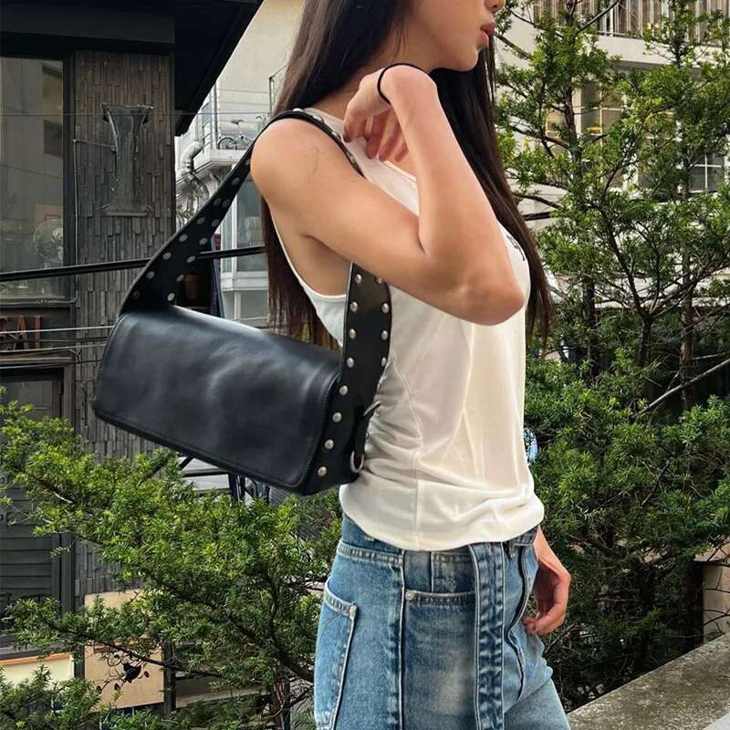Meet You Chic Black Leather Underarm Fashionable Retro Motorbike Rivet Design Women's Shoulder Bag Female Daily Commute2025