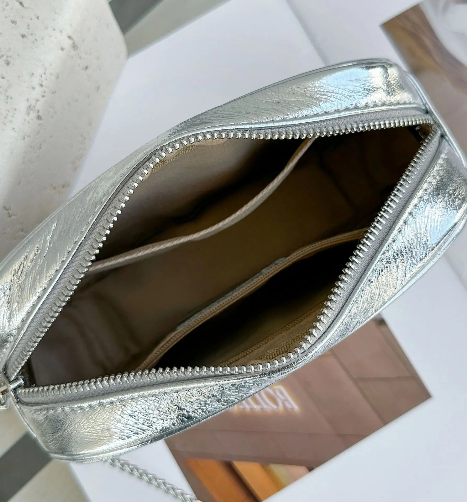 Home>Products>Cowboy Leather Womens Cross Shoulder Bag>Womens Short Sleeve Lightweight Zipper Bag Suitable for Mobile Phones Keys and Wallets