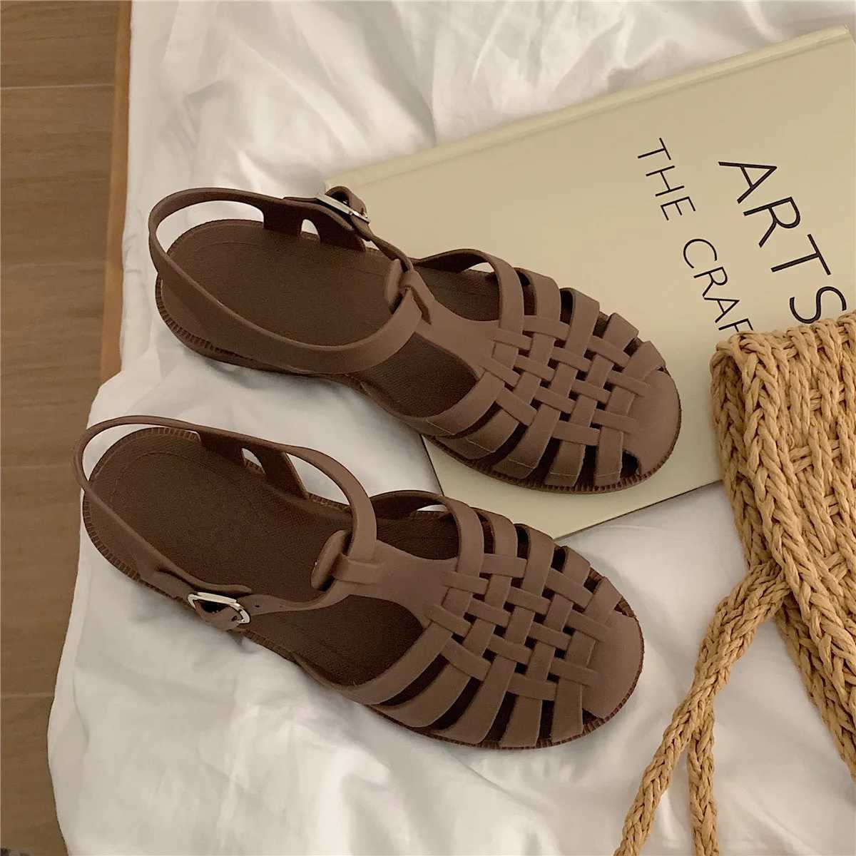 New Arrival Summer Womens Roman Jelly Sandals Retro Flat Transparent Crystal Beach Sandals Round Toes Casual Hollow Designer Shoes T250409