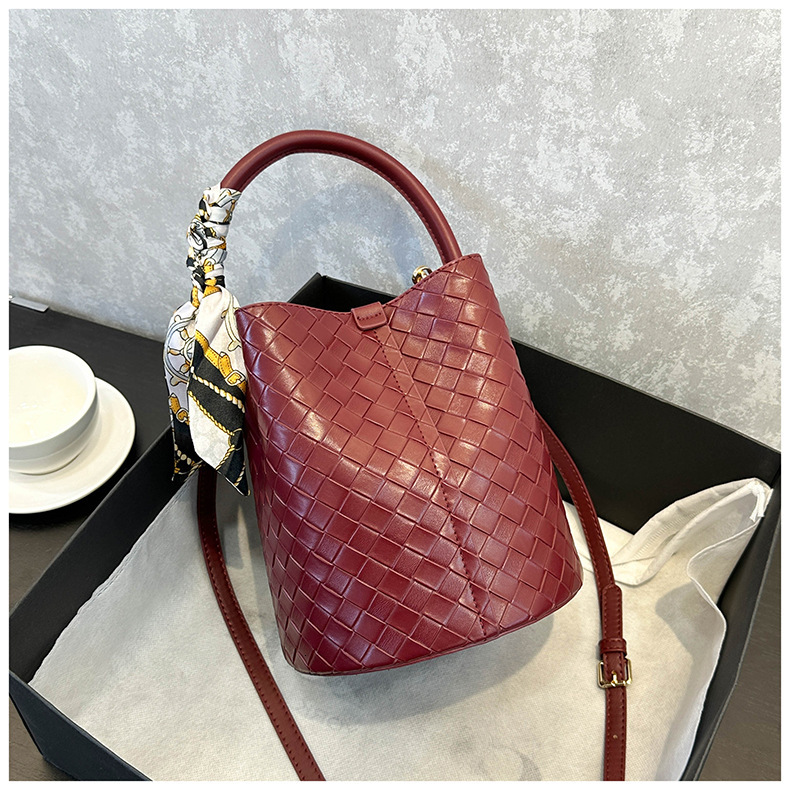 2025 New Women's Designer Bag Fashion Texture Woven Bucket Large Capacity Commuter Single Shoulder Handheld Women's Rail Cross Bag Money