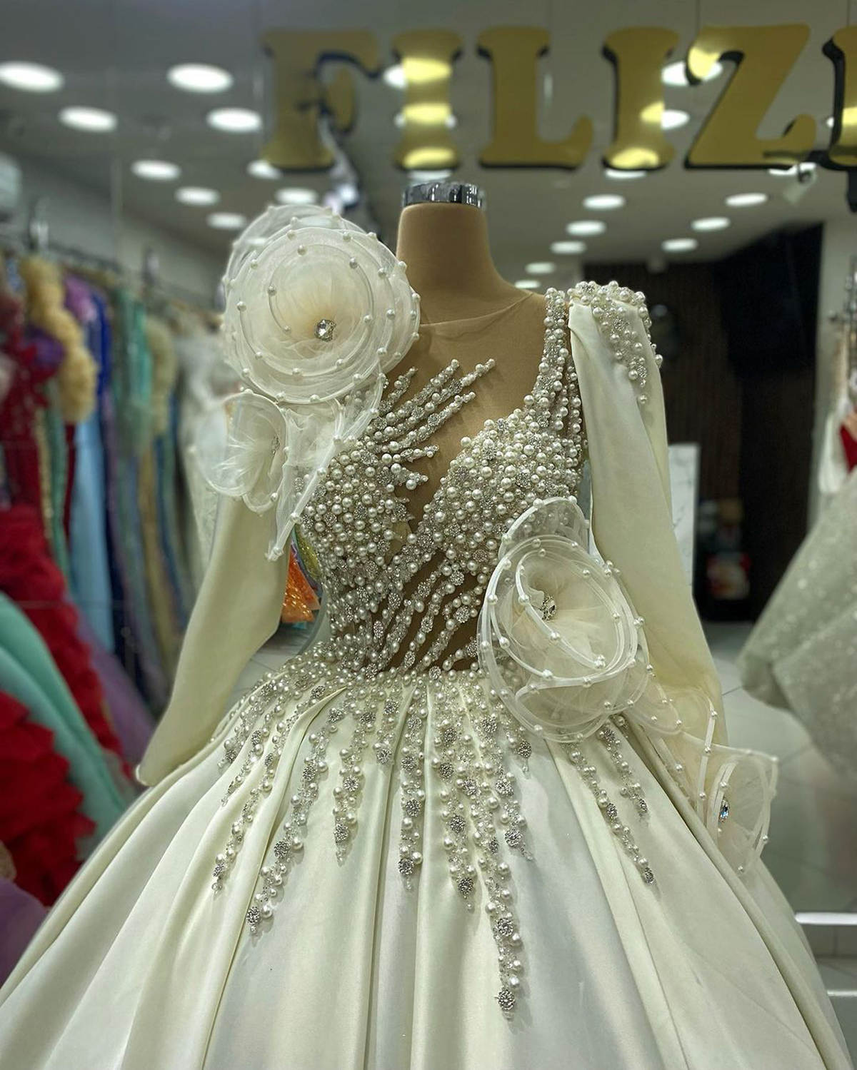 Crystals Gorgeous Ball Gown Wedding Dresses Shining Sequins Appliques Pearls Chapel Gown Backless Custom Made Plus Size Bridal Gown Vestidos De Novia