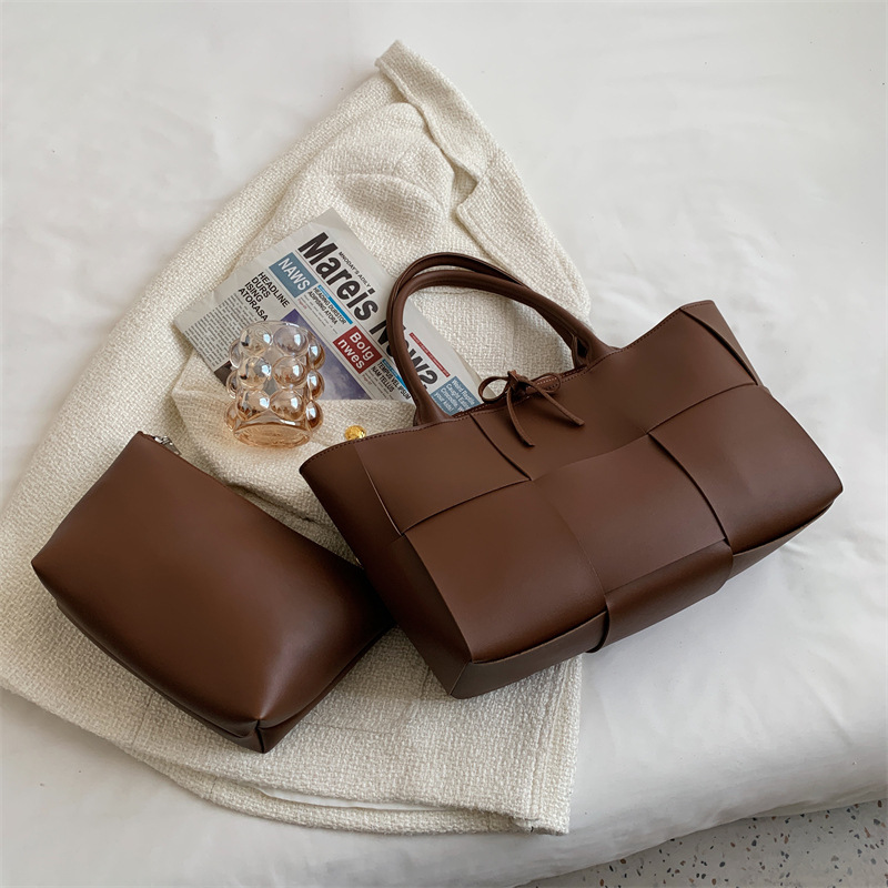 Small-batch designed large-capacity one-shoulder bag for women 2025 spring and summer style fashionable woven bag ins commuter tote bag