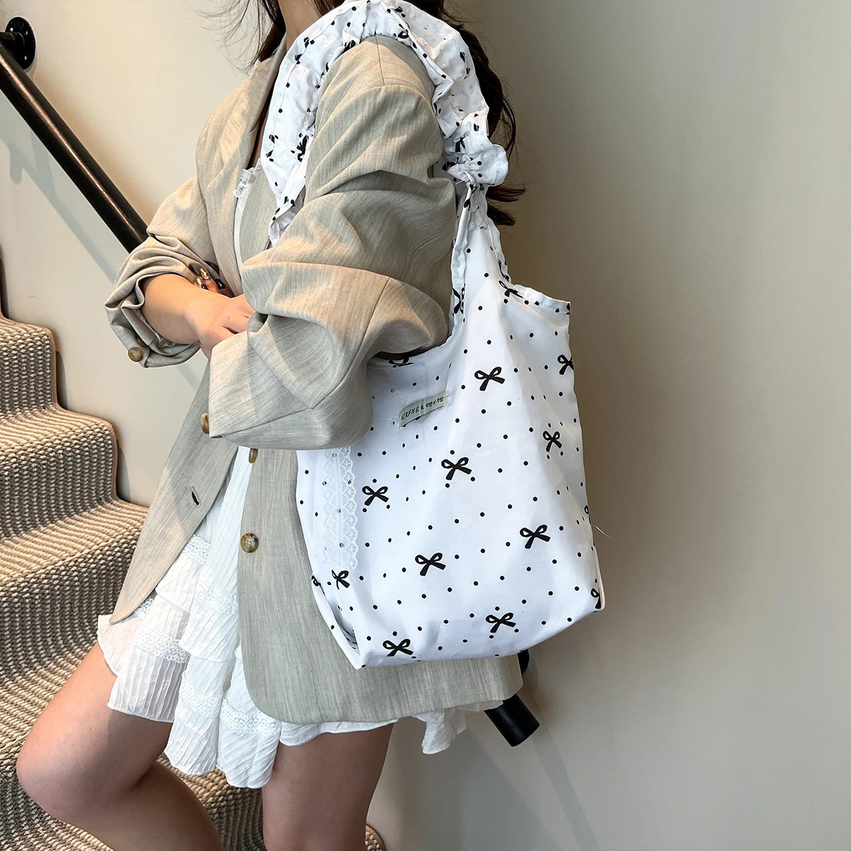 Cute floral and butterfly handbag suitable for women lightweight nylon large capacity magnetic closure daily use travel shopping shoulder bag 250408