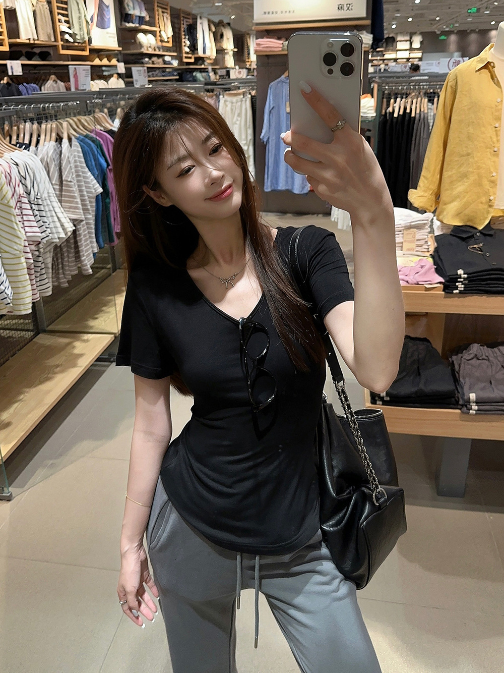 2025S Designer Women s T shirt V neck Short Sleeved Summer Women s Short Sleeved New Fashionable Solid Color Slim Fit Top Outdoor Casual Wear