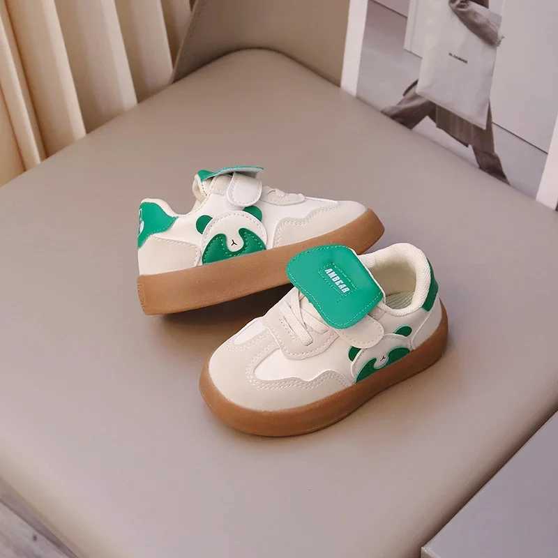 Childrens sports shoes black lightweight soft boy and girl baby running shoes four season model red childrens baby board shoes X250409