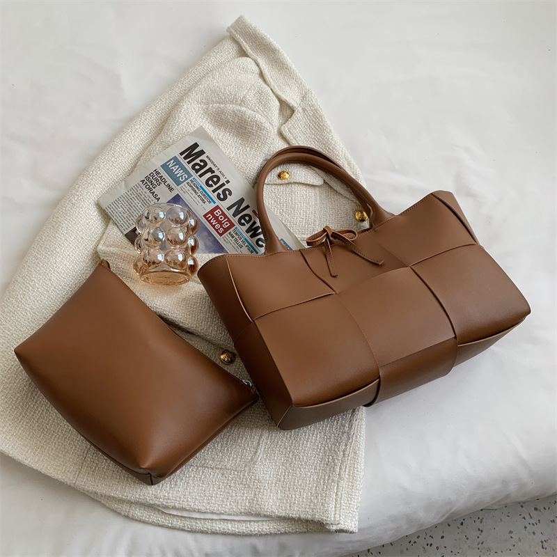 Small-batch designed large-capacity one-shoulder bag for women 2025 spring and summer style fashionable woven bag ins commuter tote bag