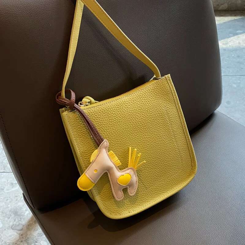 2024 Solid Color Crossbody Shoulder Simple Cowhide Women's Large Capacity Lychee Patterned Bucket Bag