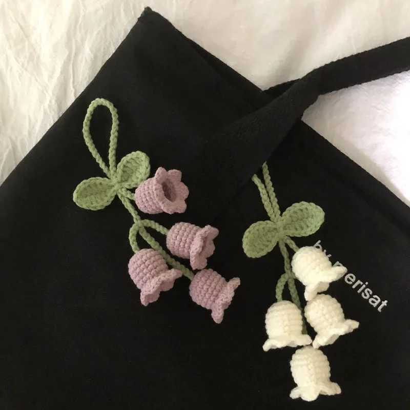 Handmade flower knitted keychain womens crochet wool flower bag pendant car keychain fresh handbag charm giftXJ250409