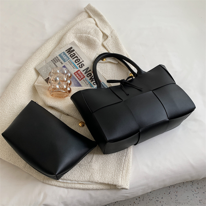 Small-batch designed large-capacity one-shoulder bag for women 2025 spring and summer style fashionable woven bag ins commuter tote bag