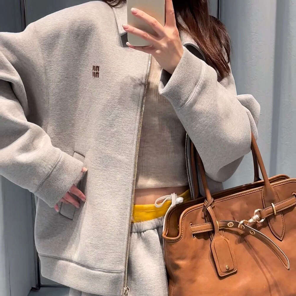 Designer clothing Designer clothing High version MIU Miao Family 24Fw letter embroidery air layer zipper jacket jacket, fried chicken thick