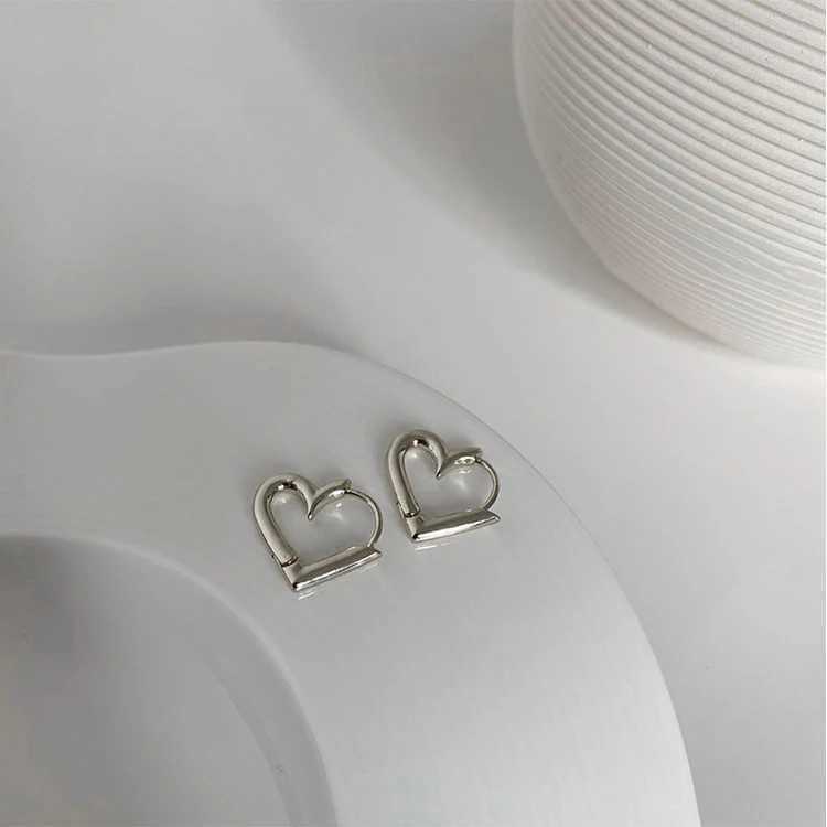 Fashion Women Silver Color Hollow Heart Earrings Korean Trendy Love Earrings Simple Small Exquisite Metal Jewelry Party Gift Z250408