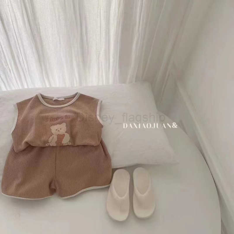 Disney Childrens clothing mens and womens Waffle suit 2024 summer outfit Korean version western-style cartoon casual vest shorts cartoon two-piece set