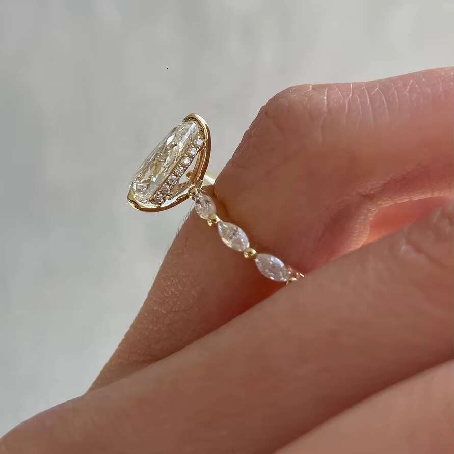 2025 Custom Pure 18-Karat Yellow Gold 4ct Pear Cut 8x12mm Dcolor VVS Moissanite Diamond Three Claws Solitaire Ring