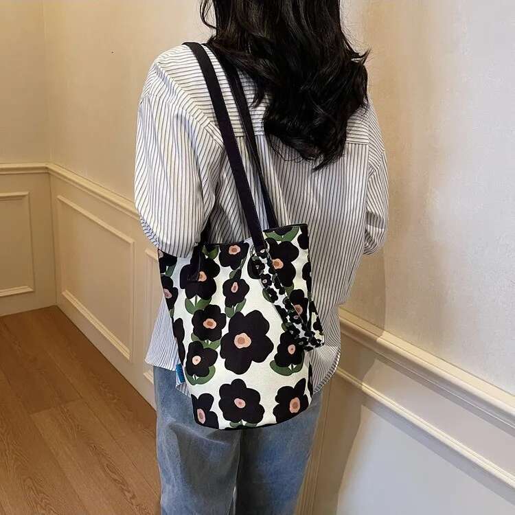 Large Capacity Canvas Bucket Fashionable Trendy Shoulder Bag For Girls With Print Versatile Unique Design Handbag