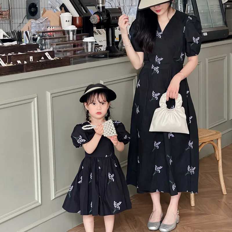 Like a mother the daughter is dressed in an elegant and beautiful princess dress suitable for womens blue short sleeved frog S2548