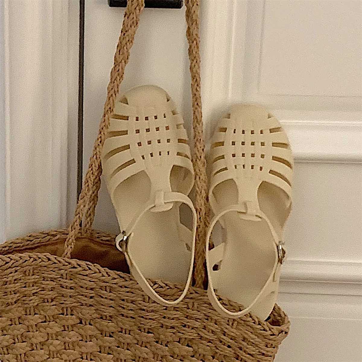 New Arrival Summer Womens Roman Jelly Sandals Retro Flat Transparent Crystal Beach Sandals Round Toes Casual Hollow Designer Shoes T250409