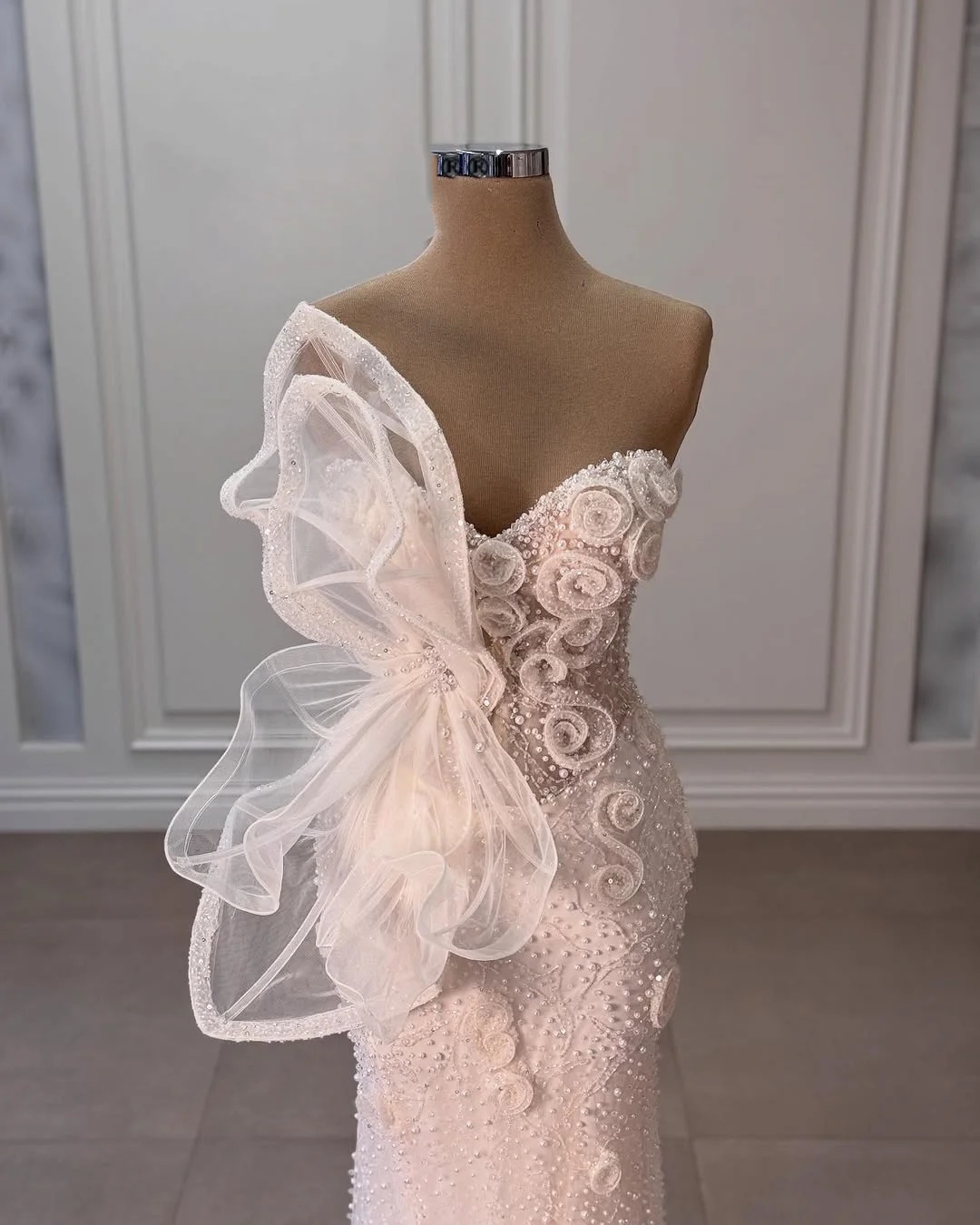 Designer Evening Dresses Sweetheart Neck Sleeveless Gown Sequins Beaded Appliques Sweep Train Dress Party Customized Dress