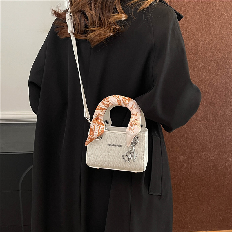 2025 Lingge hot Embroidered Thread Women's Spring/summer New Fashion Single Shoulder Slant Handbag Wallet Outdoor Designer Bag
